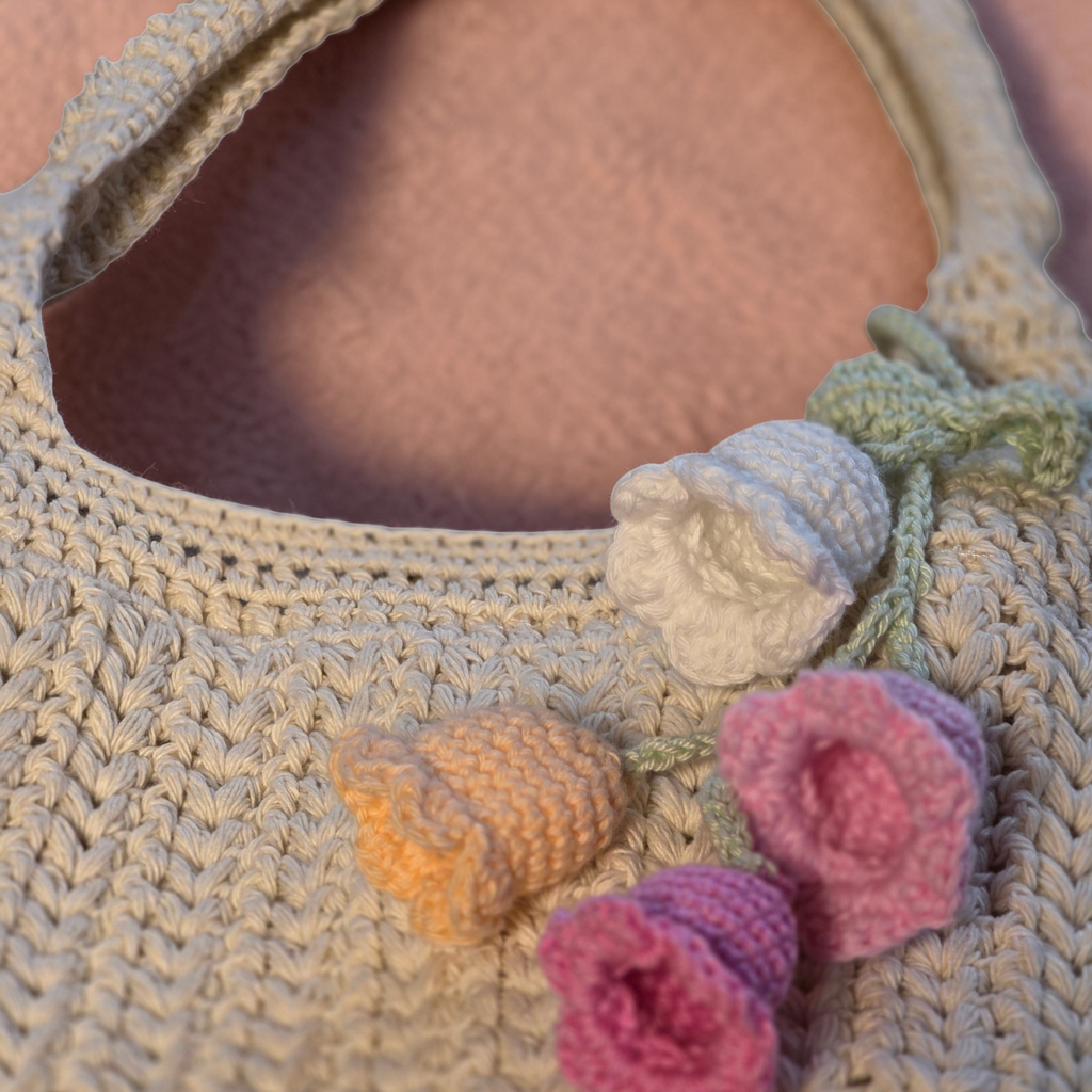 Handgehäkelte Schultertasche "Spring Blossom" – Baumwolle mit Innenfutter