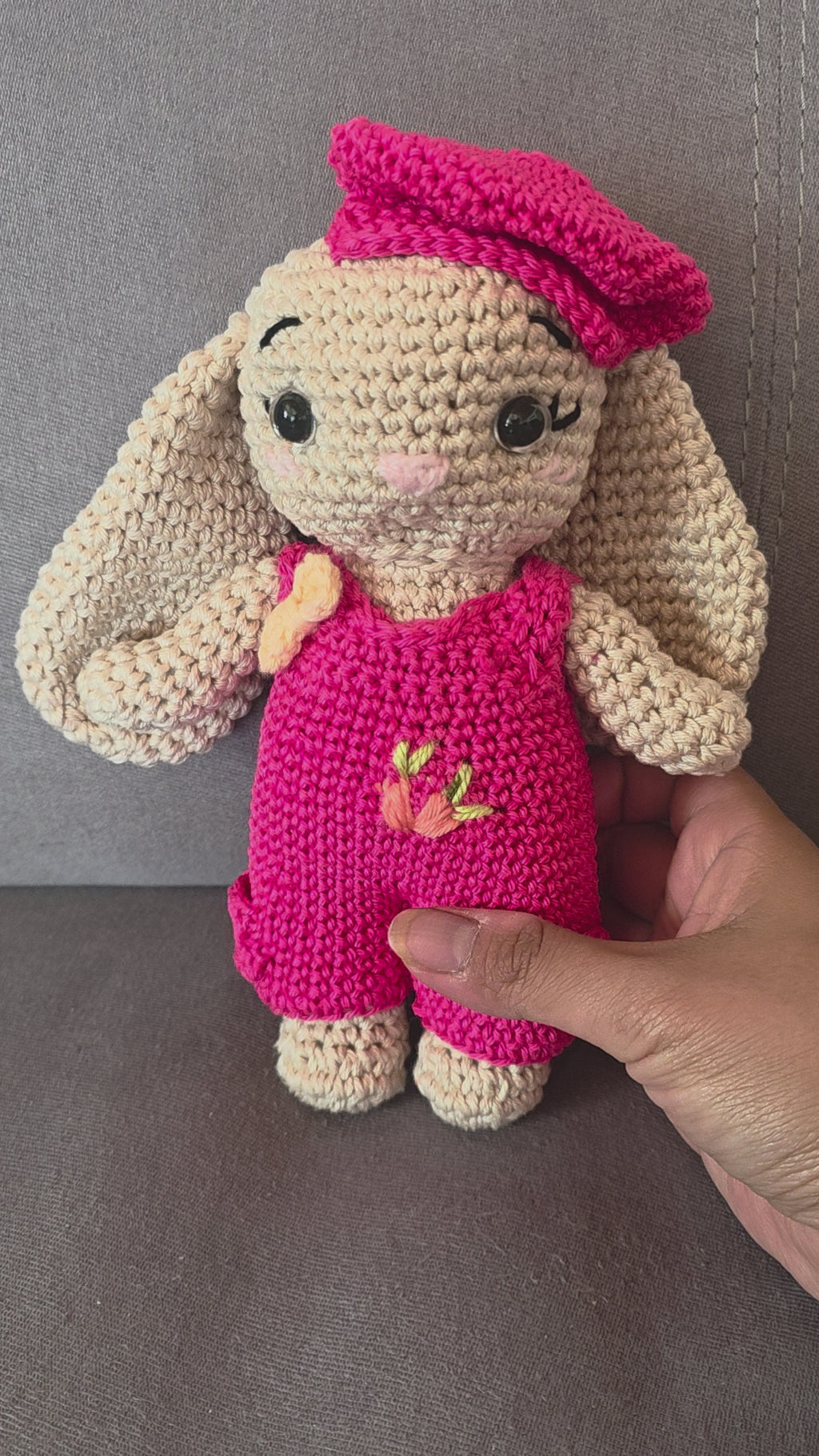 Gehäkelte Tiere - Handgehäkelter Kuschelhase (20 cm) – Personalisiertes Baumwoll-Plüschtier