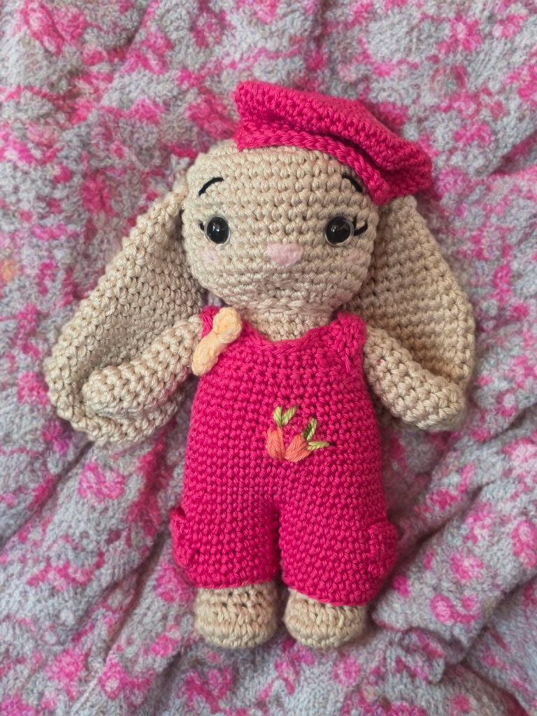 Gehäkelte Tiere - Handgehäkelter Kuschelhase (20 cm) – Personalisiertes Baumwoll-Plüschtier