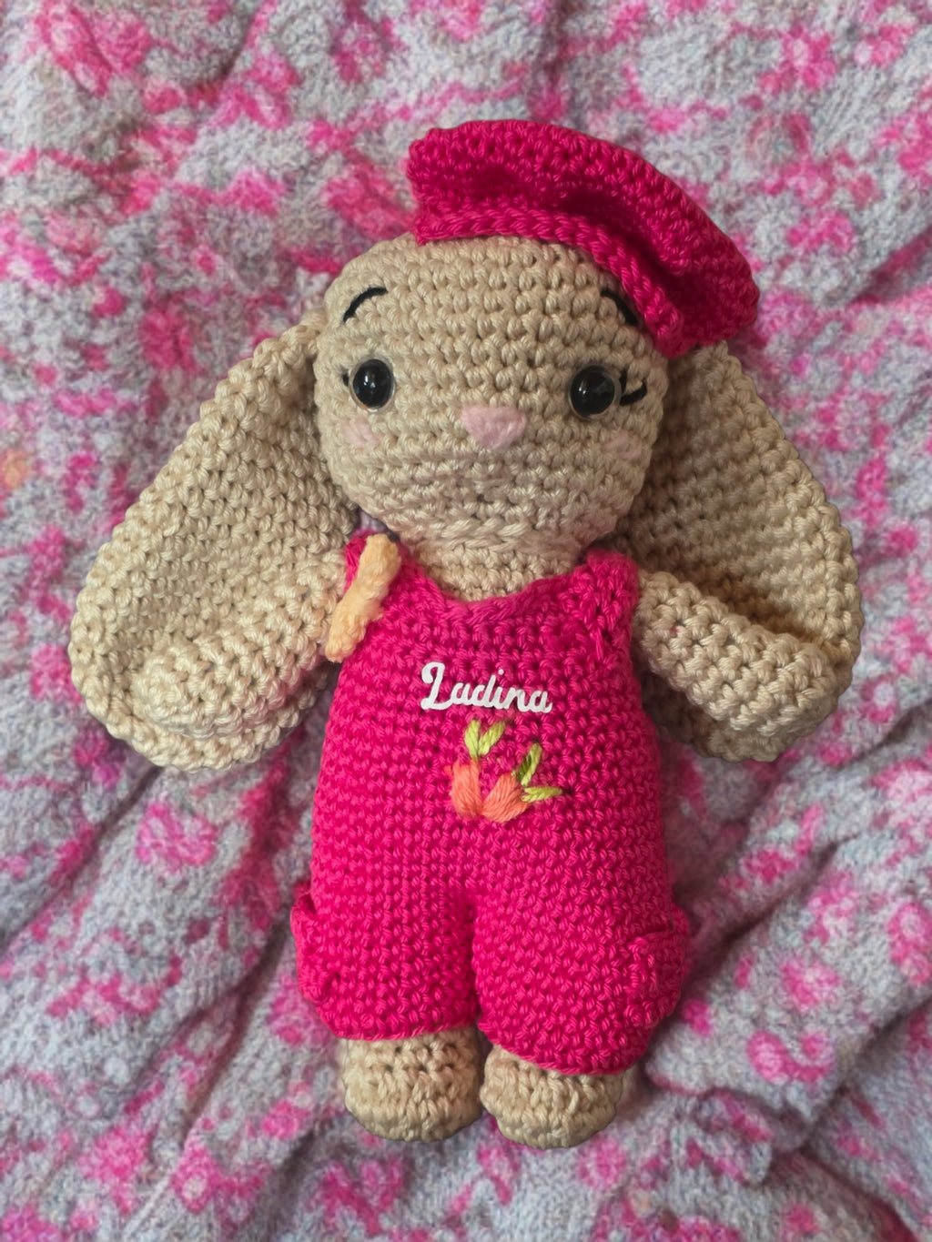 Gehäkelte Tiere - Handgehäkelter Kuschelhase (20 cm) – Personalisiertes Baumwoll-Plüschtier