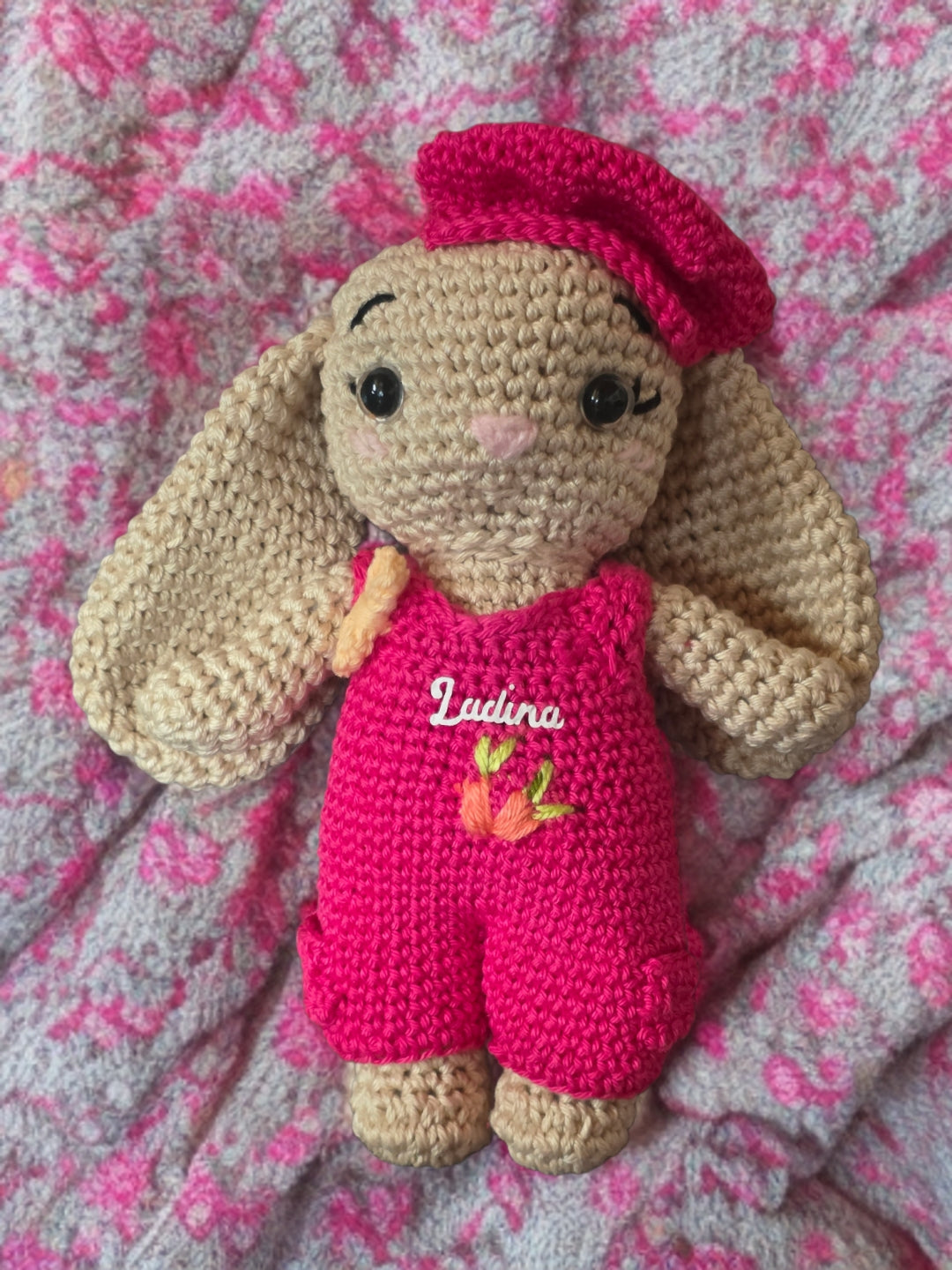 Gehäkelte Tiere - Handgehäkelter Kuschelhase (20 cm) – Personalisiertes Baumwoll-Plüschtier